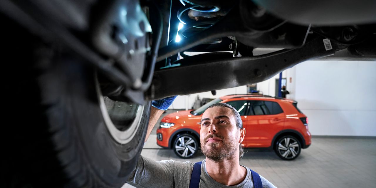 Ein VW Techniker überprüft einen Volkswagen Stoßdämpfer
