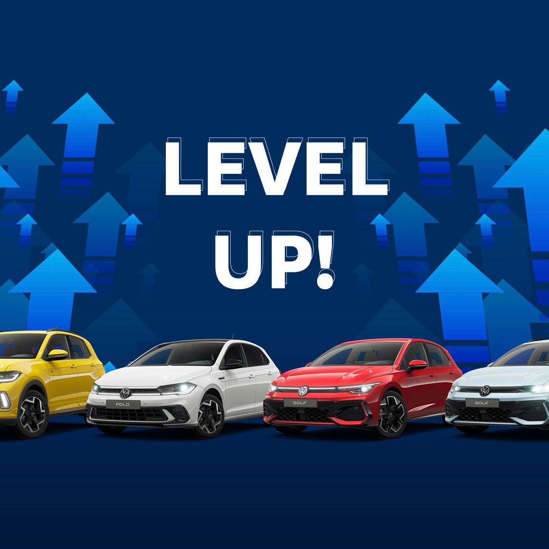 Mehrere Autos in verschiedenen Farben sind nebeneinander aufgereiht. Im Hintergrund sind blaue und grüne Pfeile, die nach oben zeigen. In der Mitte steht der Text "LEVEL UP!".