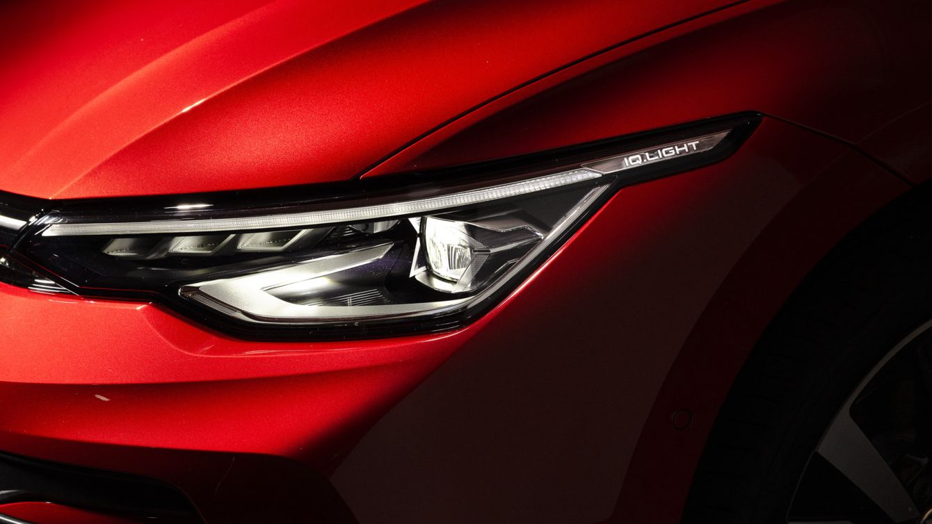 Detailaufnahme der IQ.LIGHT LED-Matrix Scheinwerfer eines roten VW Golf Falco Edition