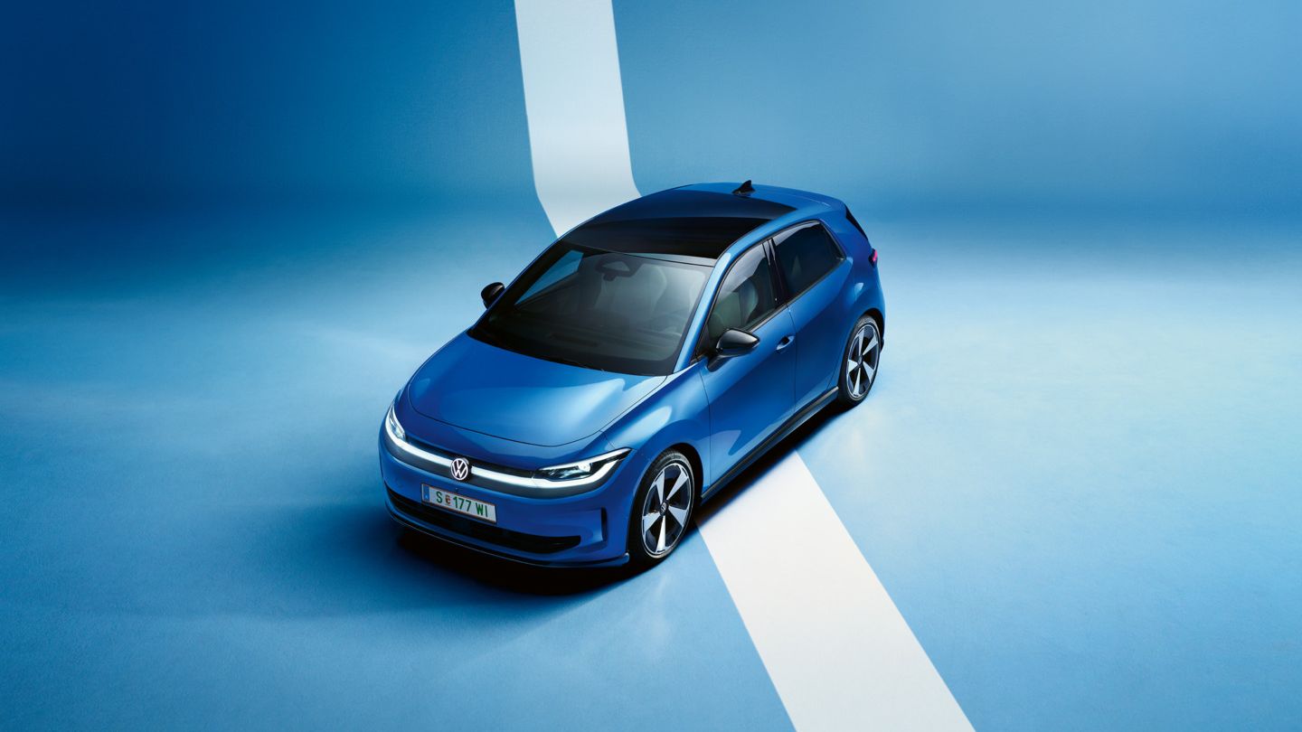 Blick von oben auf die Front eines blauen VW ID. Polo Style vor einem hellblauen Hintergrund.