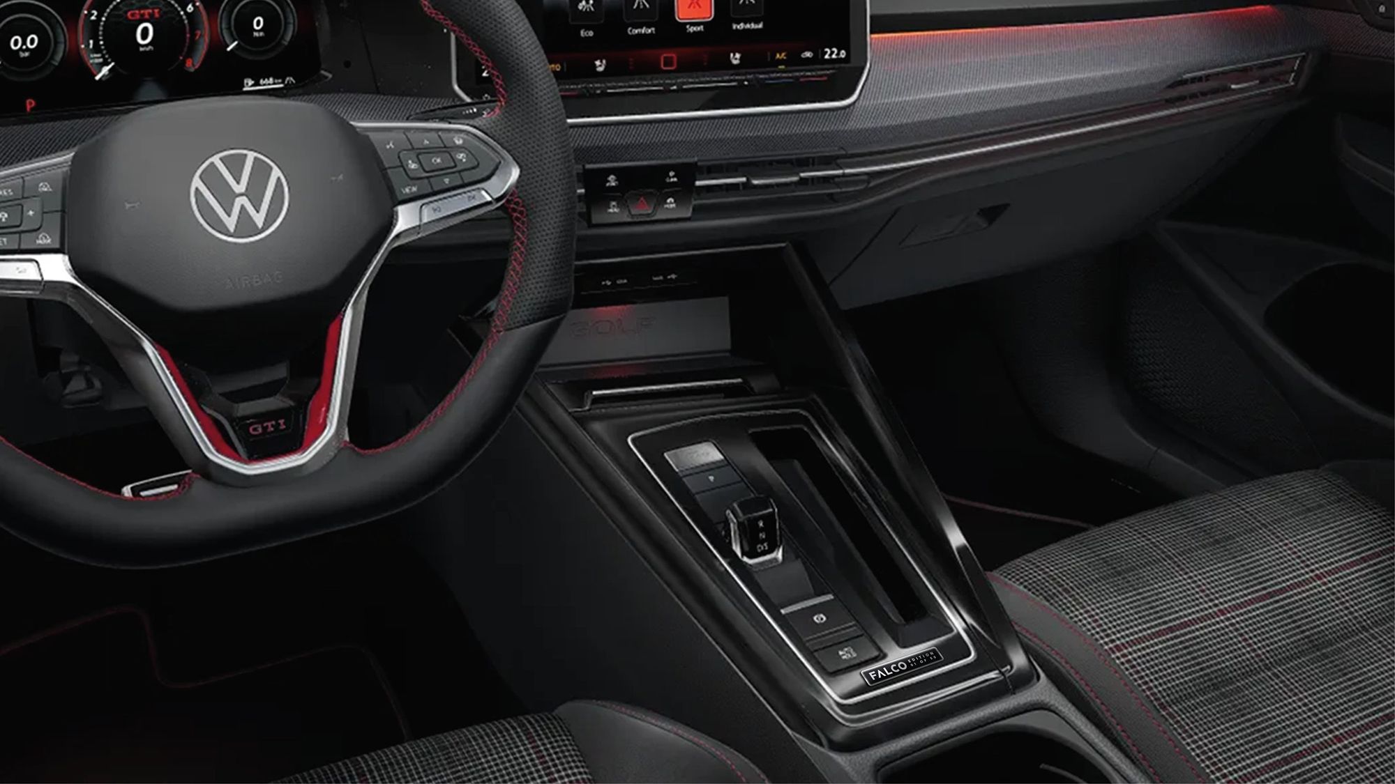 Das Interieur des VW Golf GTI Falco Edition mit durchnummeriertem Falco-Badge, Multifunktionslenkrad mit GTI-Aufschrift und Infotainment-System.