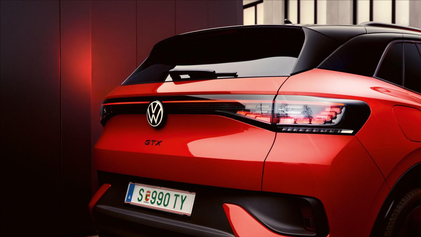 Detailansicht der Heck-Lichtsignatur eines roten VW ID.4 GTX.
