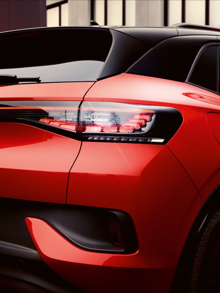 Detailansicht der Heck-Lichtsignatur eines roten VW ID.4 GTX.