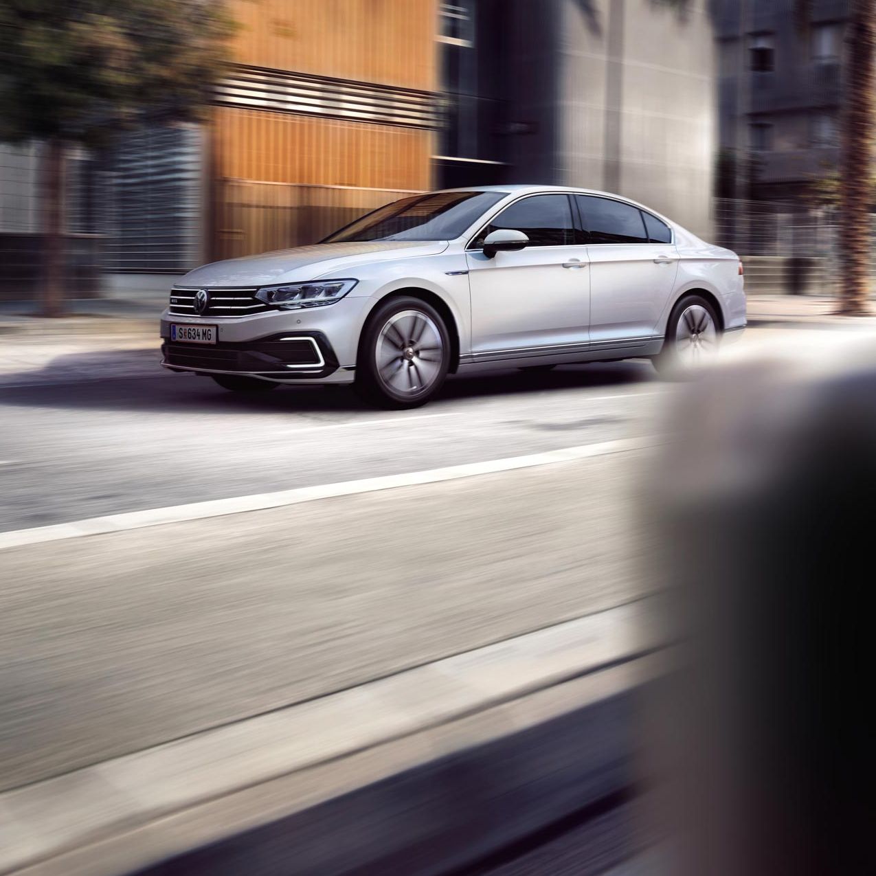 vw volkswagen passat gte auf der Straße unterwegs.
