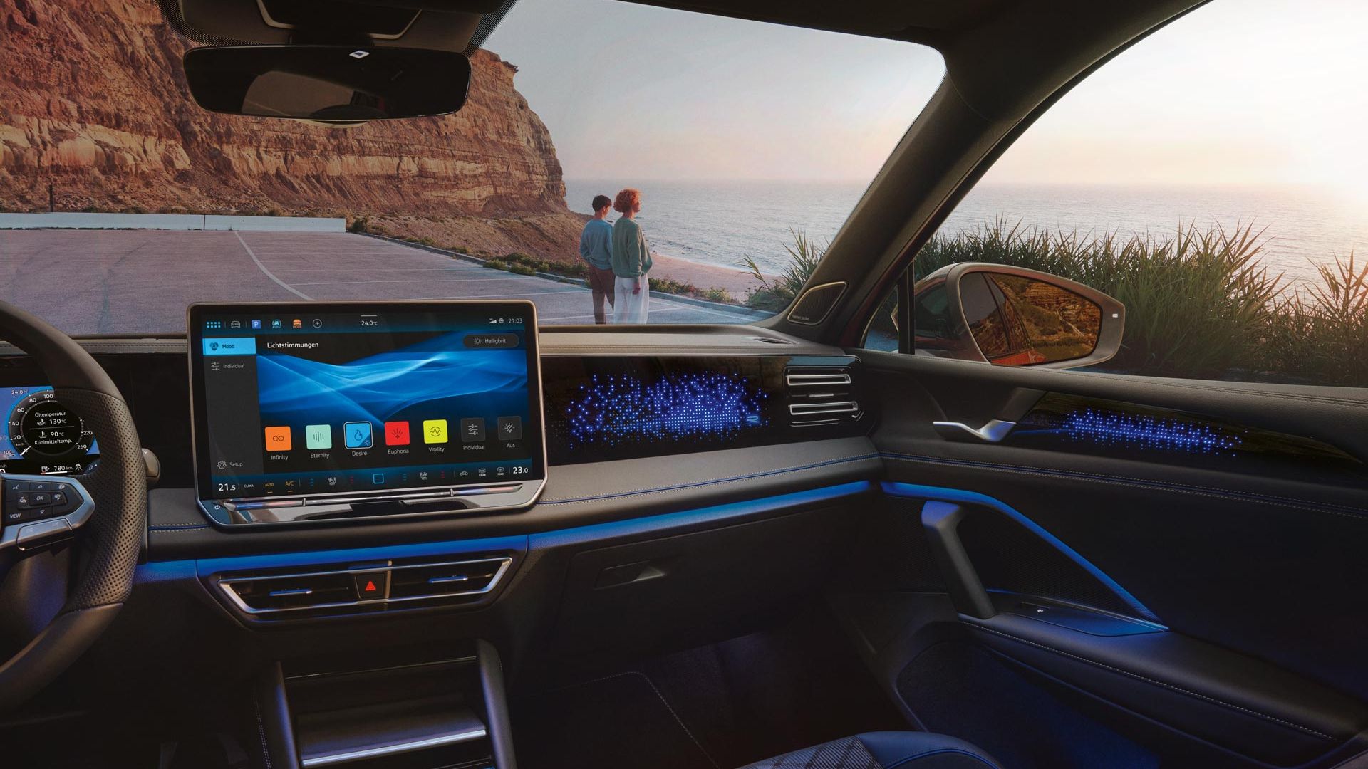 Farbdisplay zeigt Einstellungen des Ambientelichts, Innenraum des VW Tiguan ist blau beleuchtet.