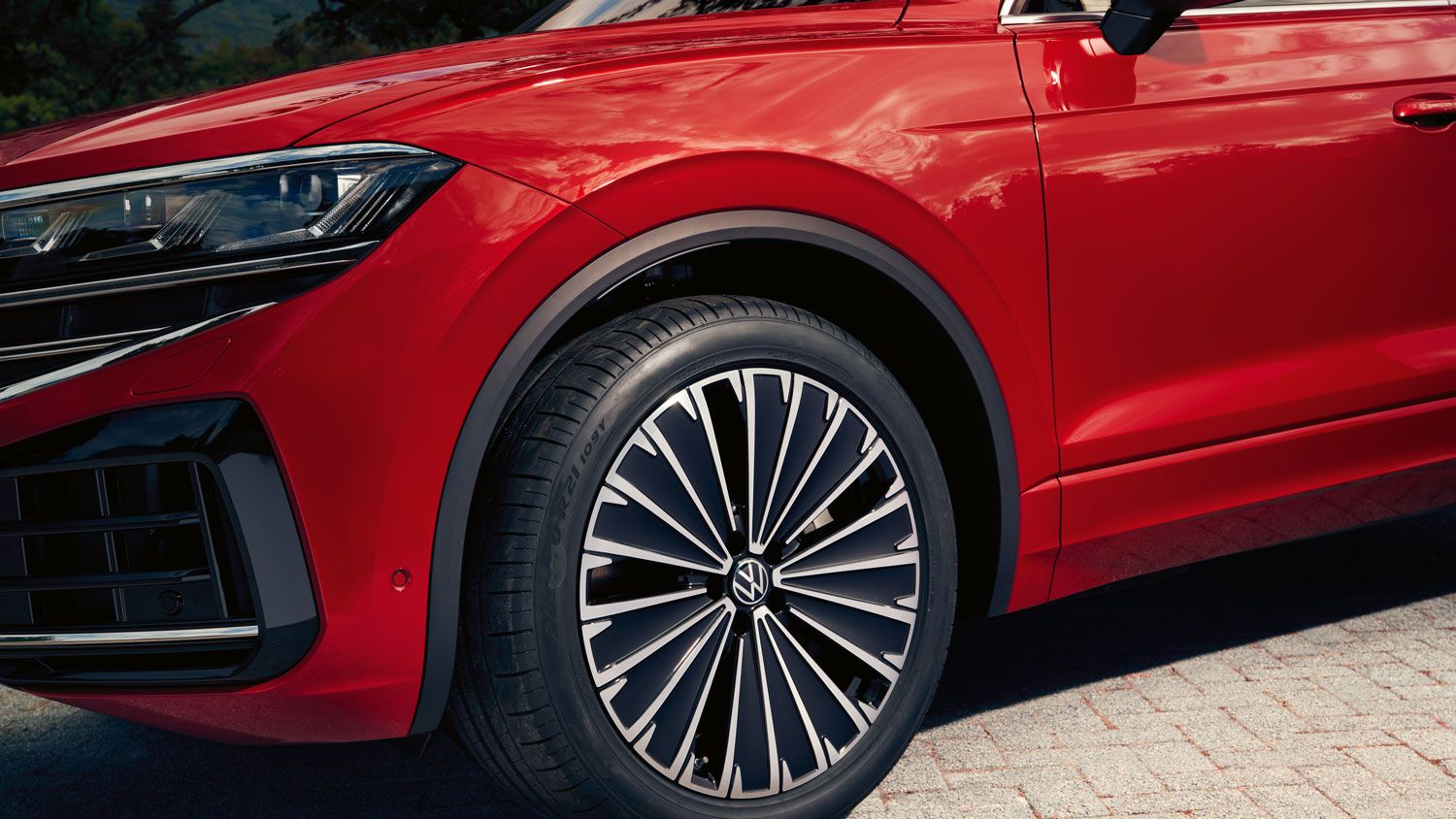Detailansicht der Felge eines VW Touareg Elegance eHybrid.