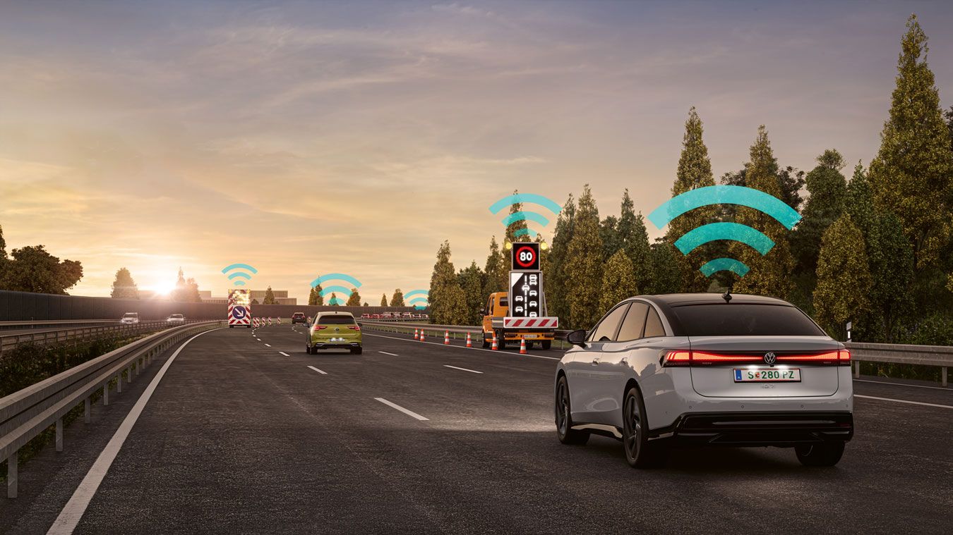 Illustration zeigt schematisch anhand eines VW ID.7 die Funktionsweise von Car2X. 