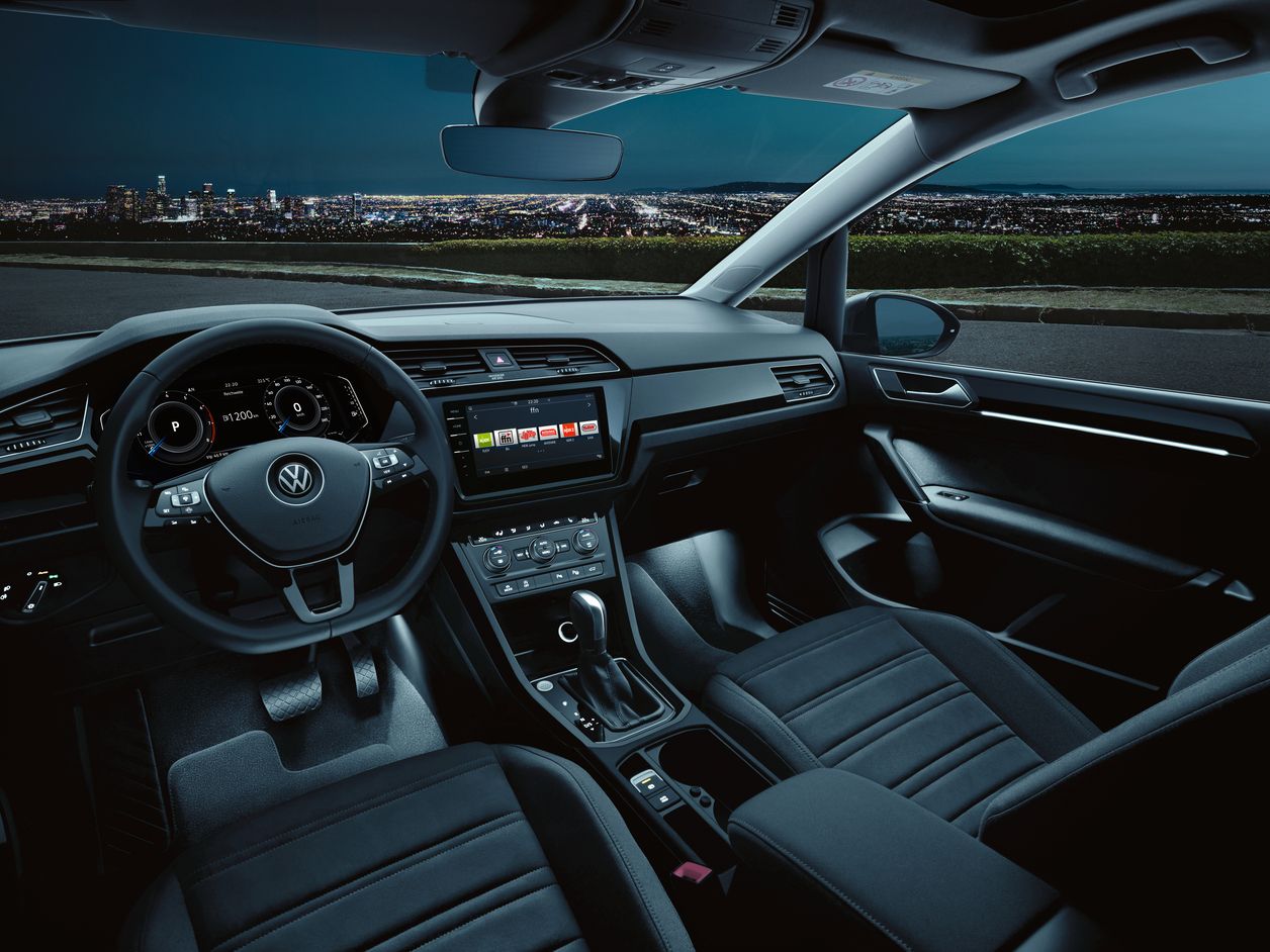 Interieur des VW Touran mit Ambientebeleuchtung