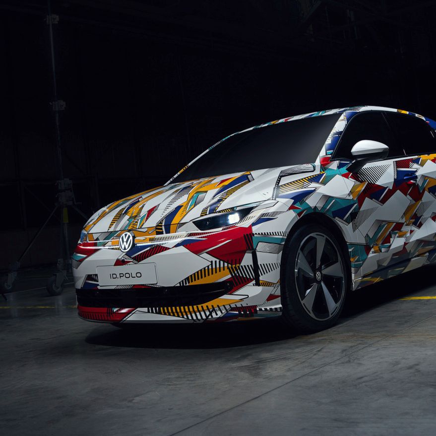 Frontansicht des neuen bunt folierten VW ID. Polo 