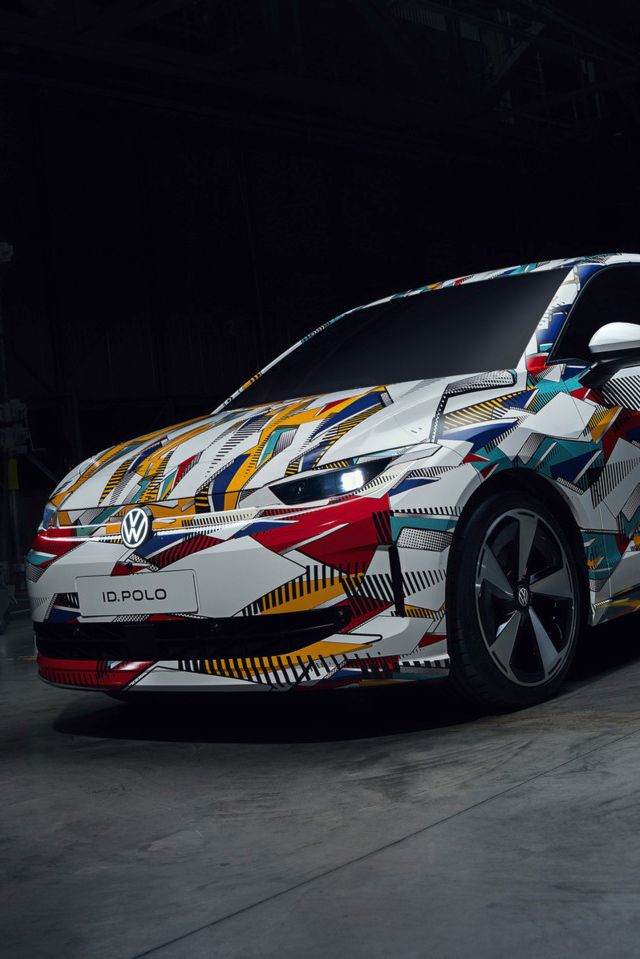 Frontansicht des neuen bunt folierten VW ID. Polo 