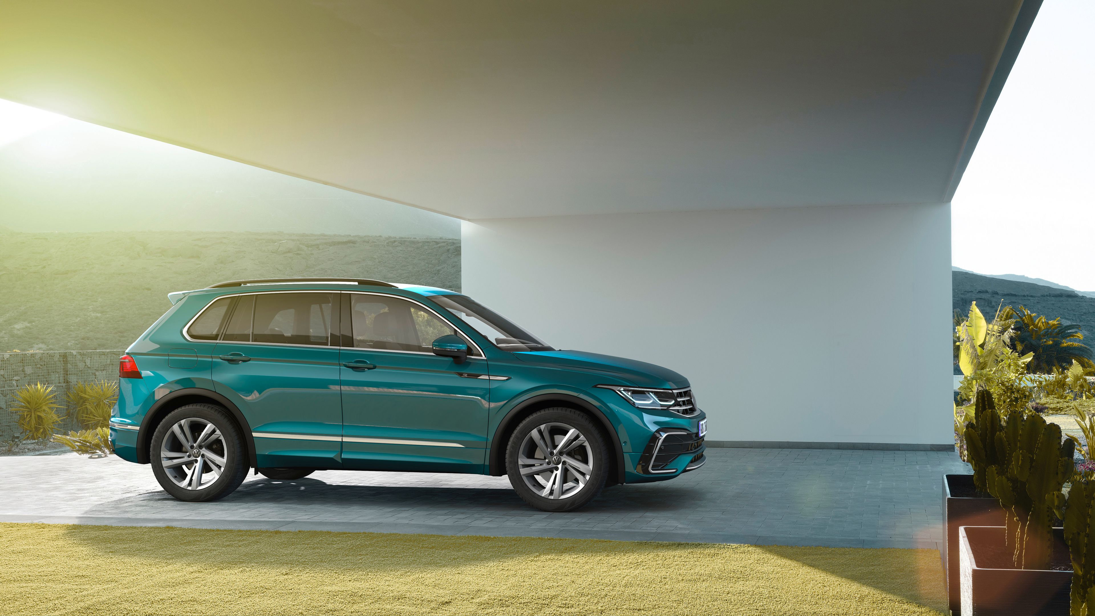 Der Tiguan (Vorgängermodell) in blauer Lackierung von der Seite