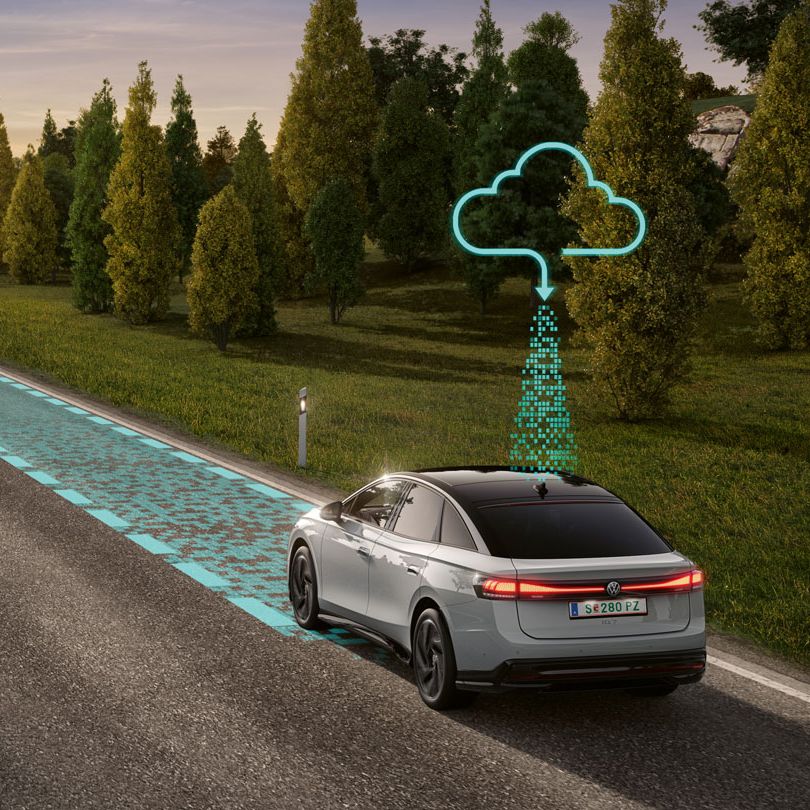 Illustration zeigt schematisch anhand eines VW ID.7 die Funktionsweise des Connected Travel Assist mit Schwarmdaten.