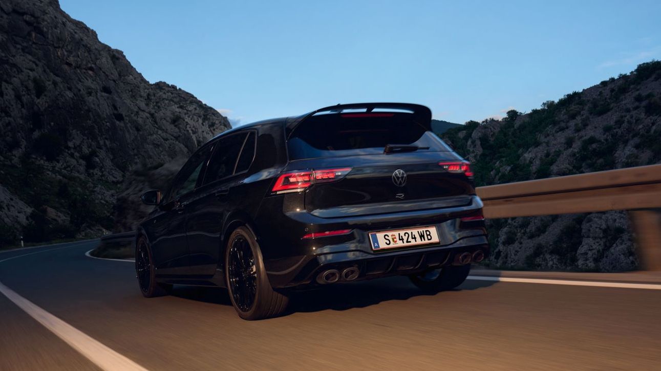 Golf R fährt auf einer Fahrstraße. 