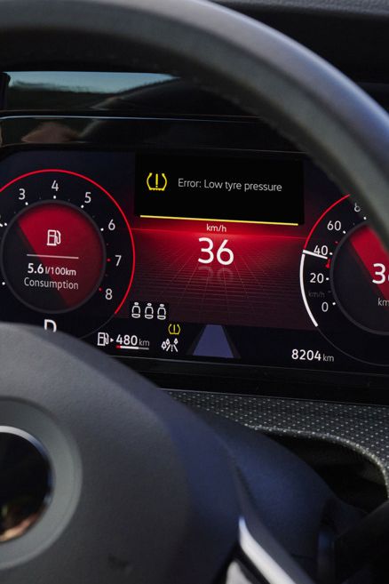 Nahaufnahme des VW-Cockpits mit beleuchtetem Warnlicht