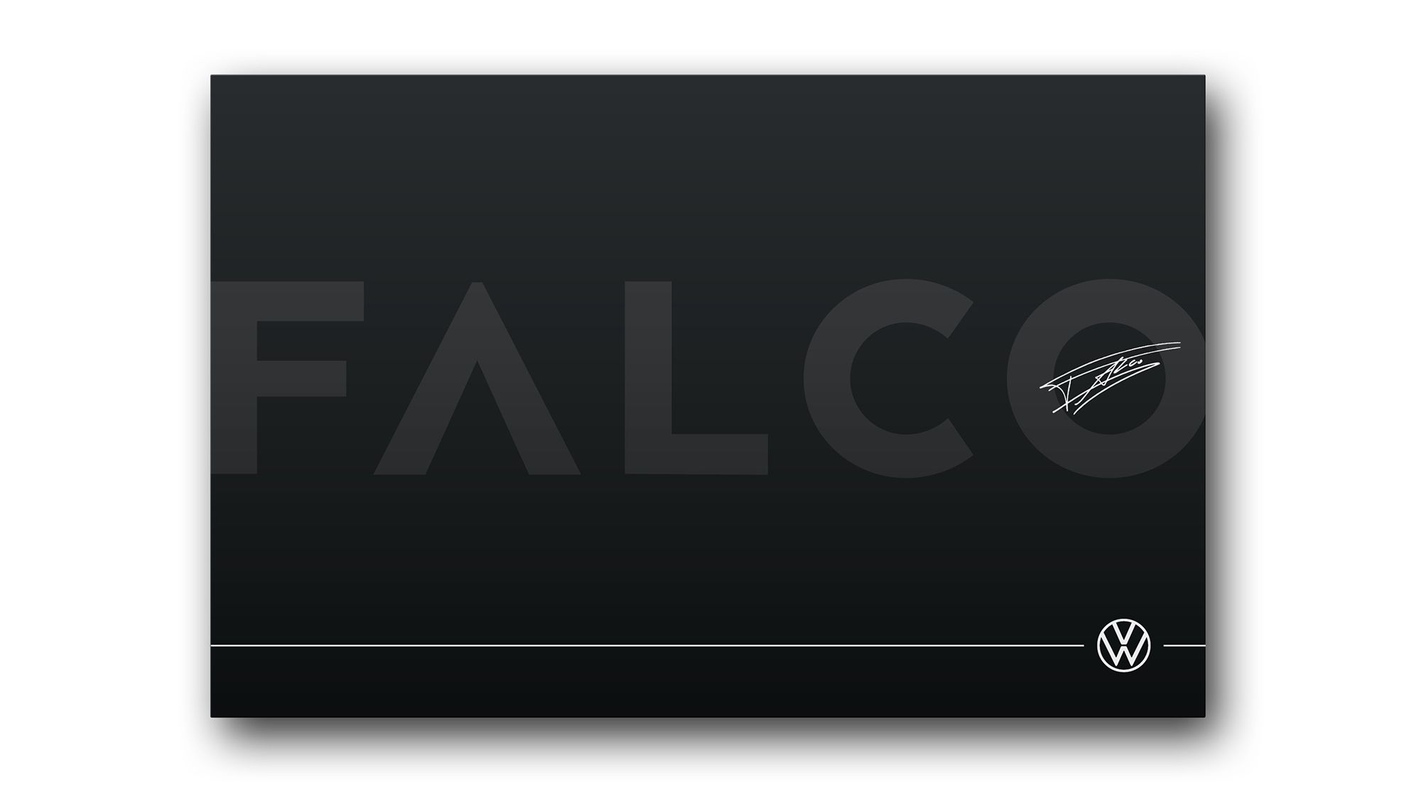 Die geschlossene schwarze Falco-Box in Frontalansicht mit Falco-Aufschrift und Signatur.