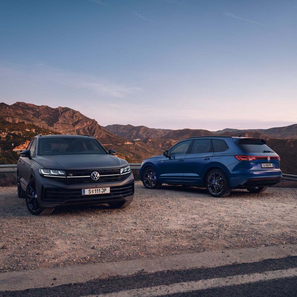 Zwei VW Touareg R in der Vorder- und in der Heckansicht auf einem Parkplatz
