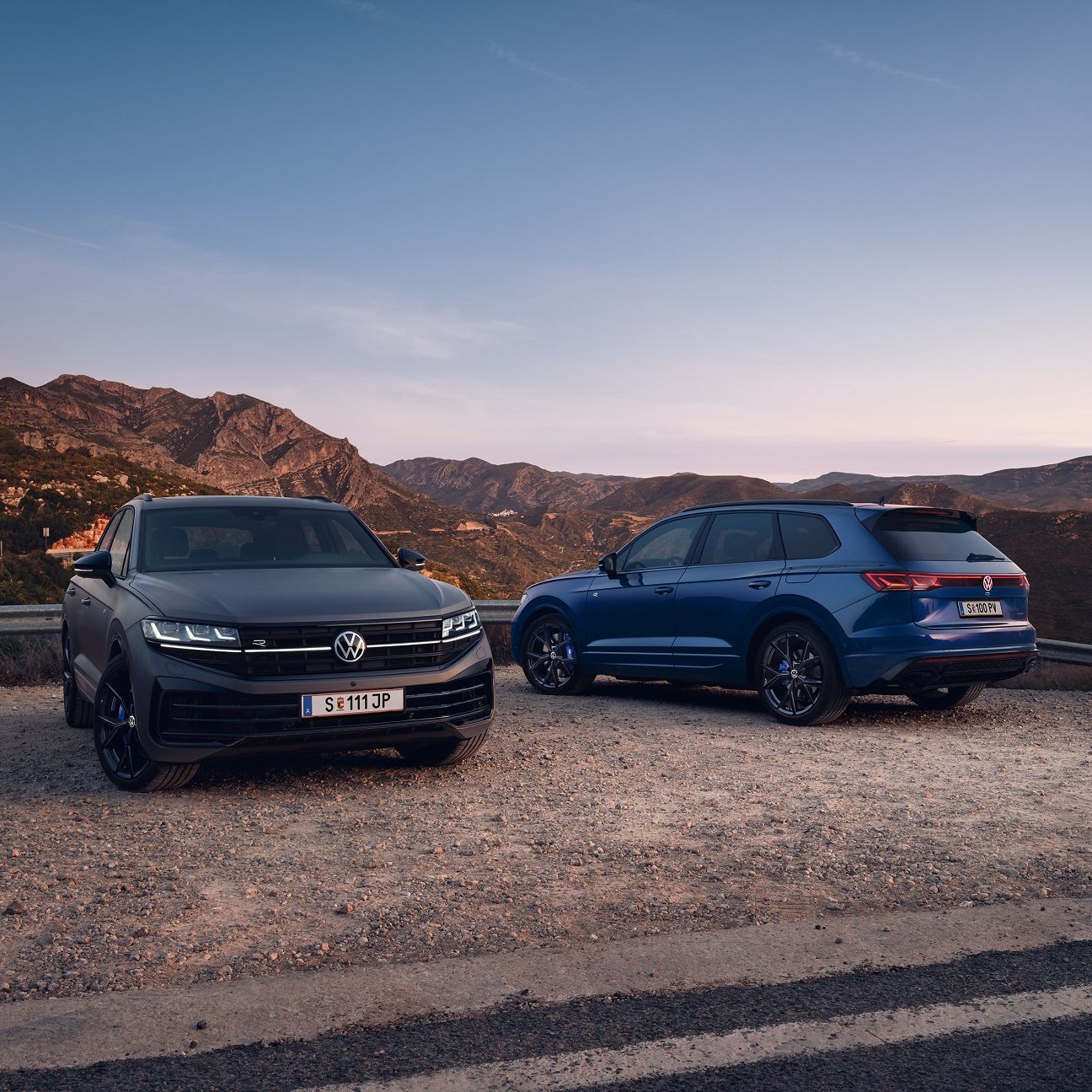 Zwei VW Touareg R in der Vorder- und in der Heckansicht auf einem Parkplatz