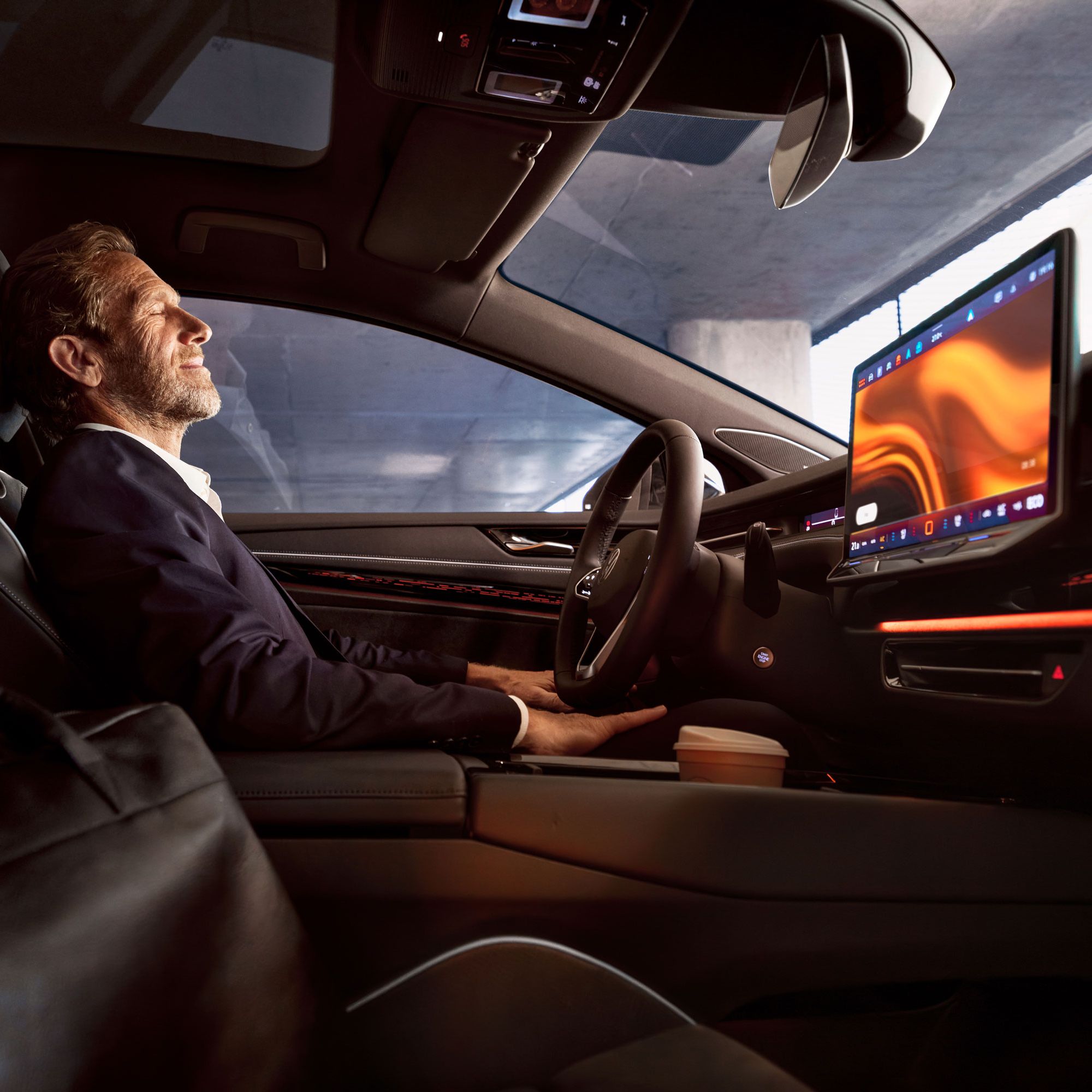 Ein Mann entspannt sich in seinem geparkten VW ID.7