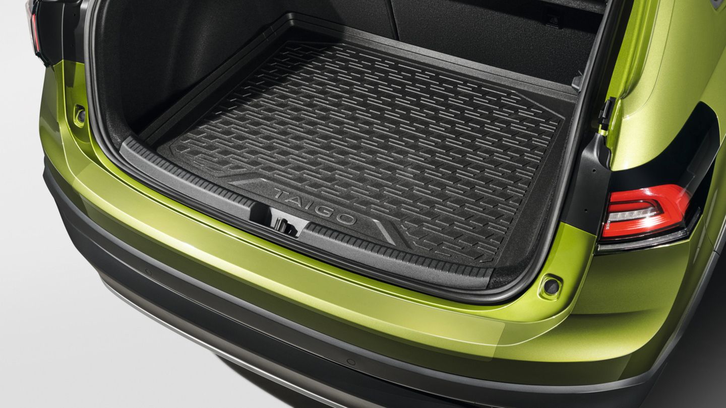 Geöffnete Heckklappe und Kofferraum eines grünen VW Taigo
