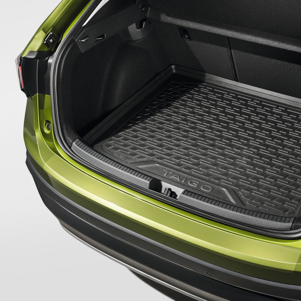 Geöffnete Heckklappe und Kofferraum eines grünen VW Taigo