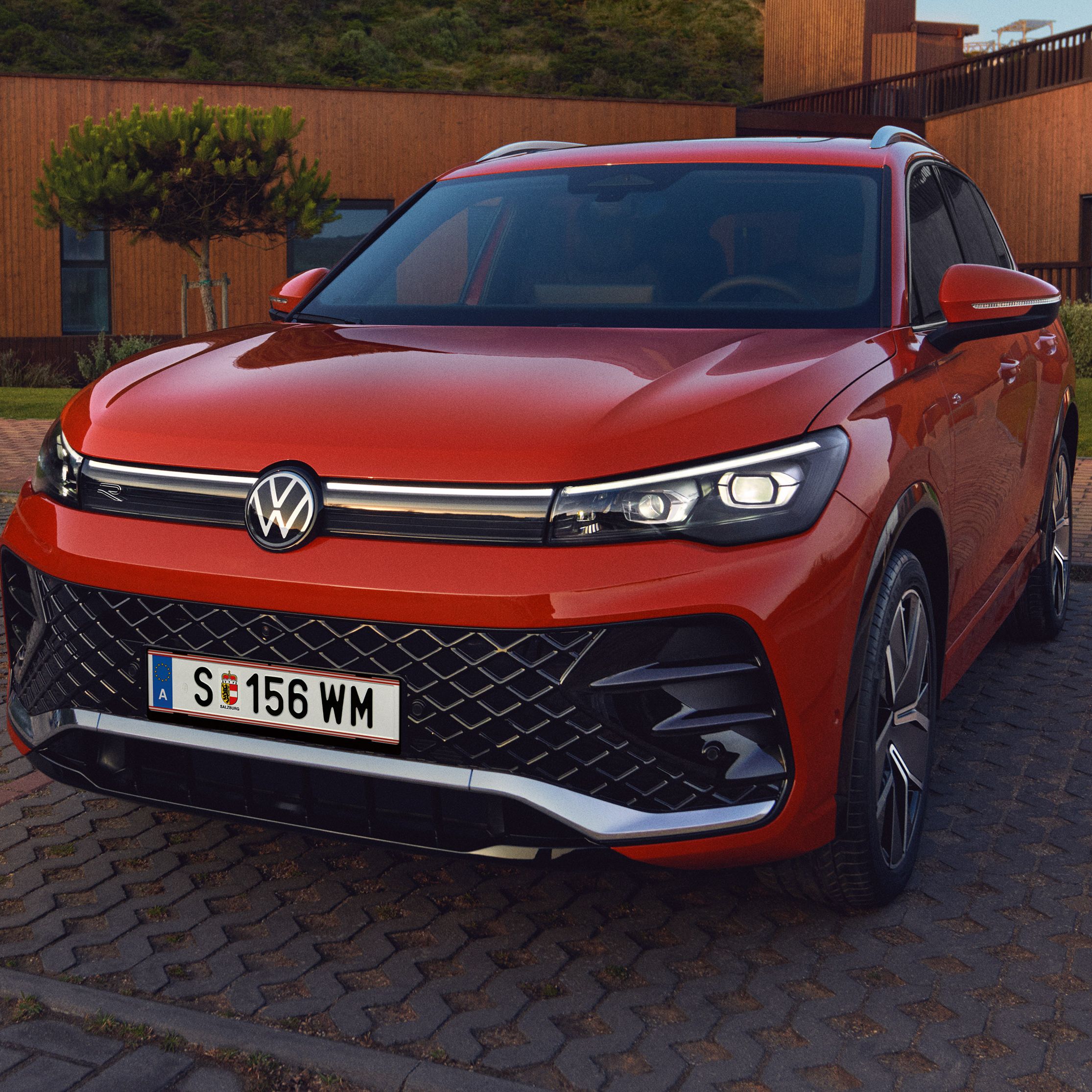Frontansicht eines roten VW Tiguan R-Line mit IQ.LIGHT
