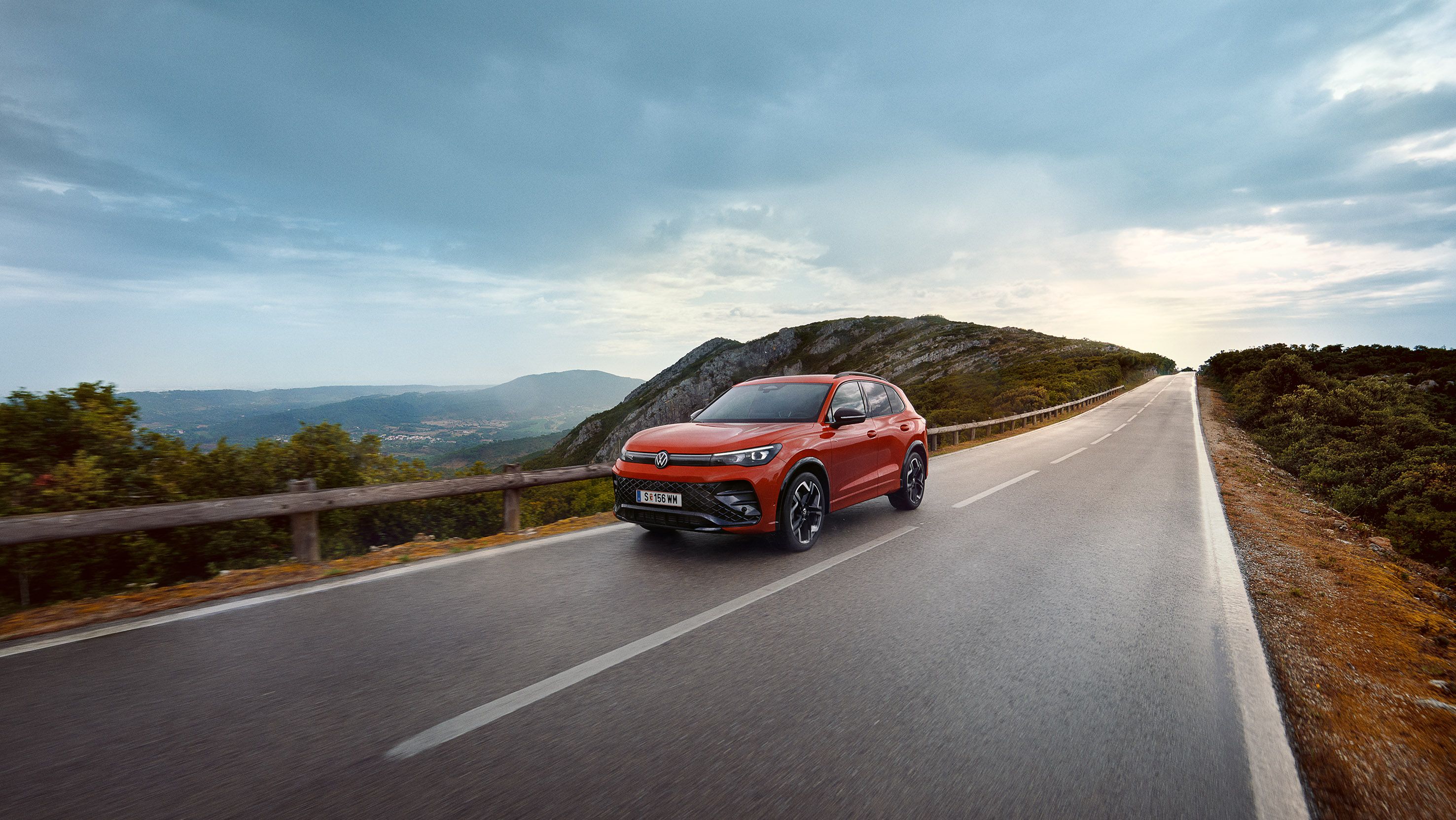 Roter VW Tiguan R-Line fährt auf Landstraße