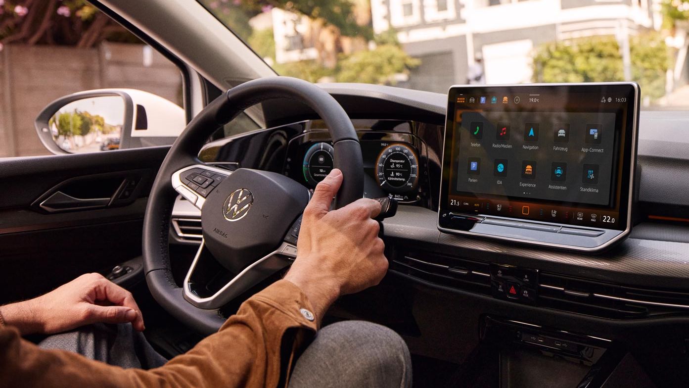 Interieur des Golf 8 PA mit Digital Cockpit und Infotainment-System.