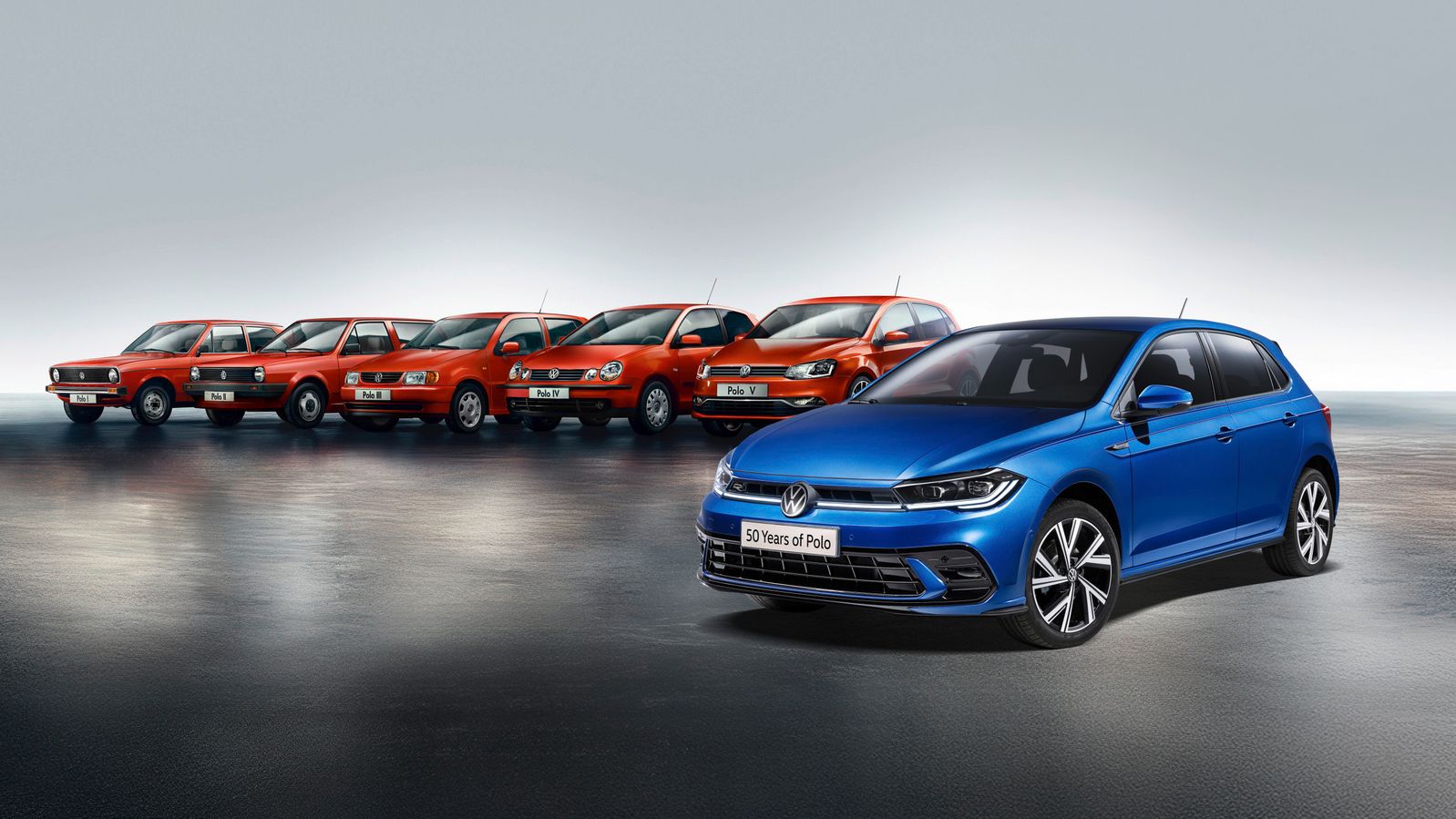 Ein blauer VW Polo 6, im Hintergrund sieht man alle Polo Vorgängermodelle der letzten 50 Jahre in roter Lackierung.