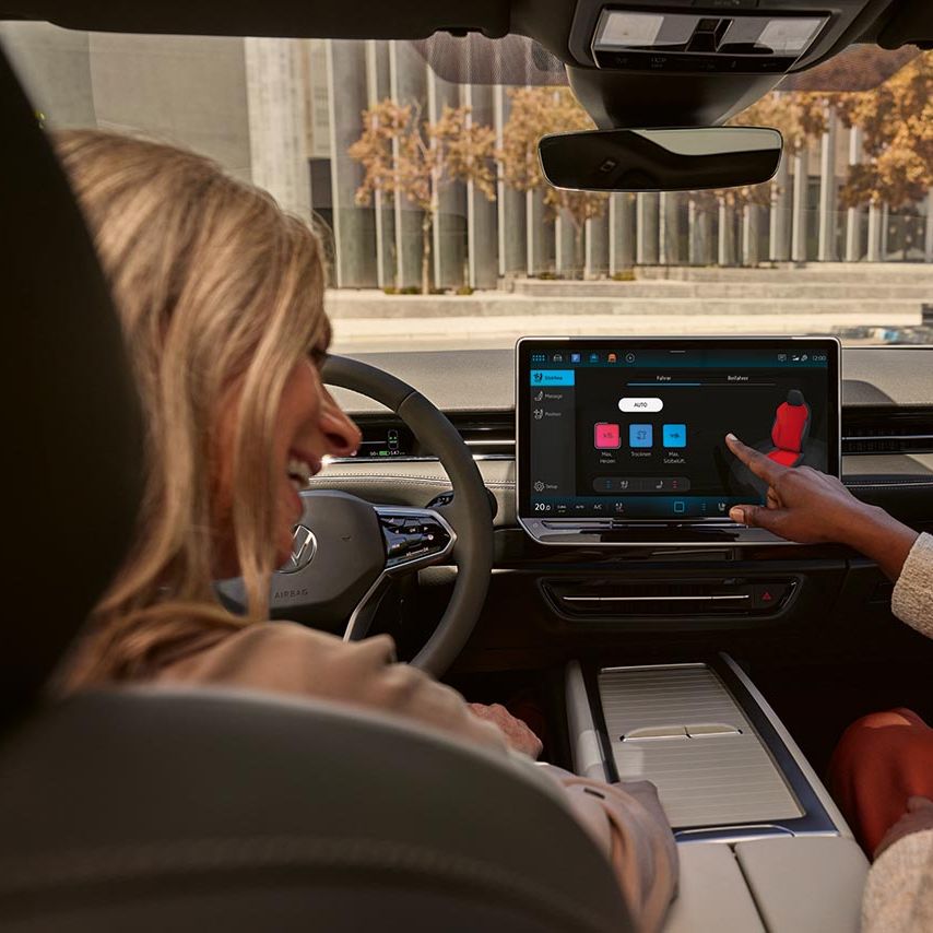 Zwei Frauen schauen auf das digital Cockpit