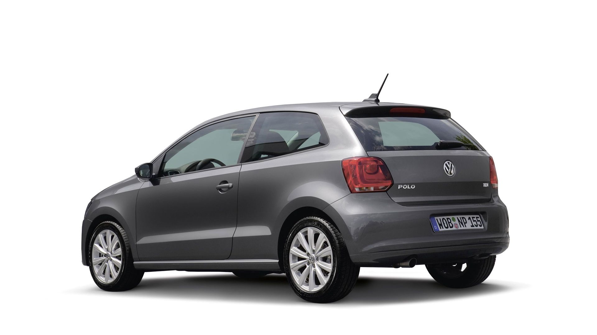 Ein grauer VW Polo 5 mit getönten Fenstern steht gegen einen weißen Hintergrund. Das Auto ist von hinten und der rechten Seite sichtbar. Es hat deutsche Kennzeichen und silberne Felgen.