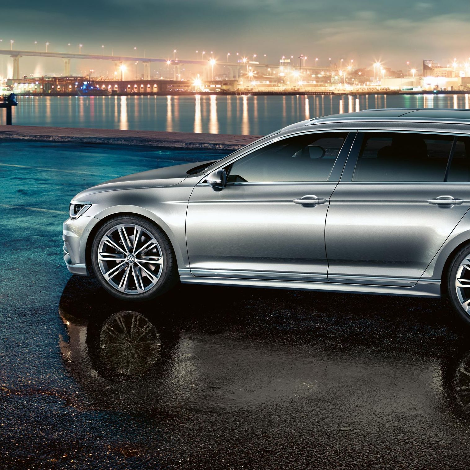 VW Passat GTE Variant Vorgängermodell silber Exterieur Seitenansicht in Motion