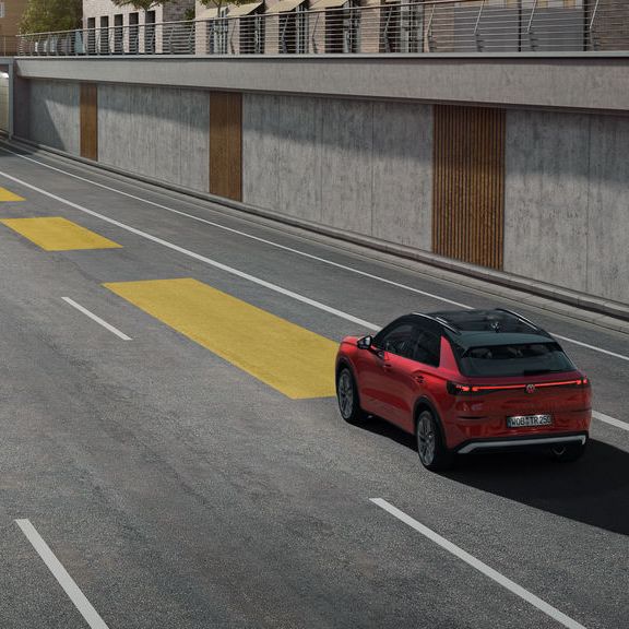 Illustration zeigt schematisch anhand eines VW T-Roc die Funktionsweise der automatischen Distanzregelung ACC.