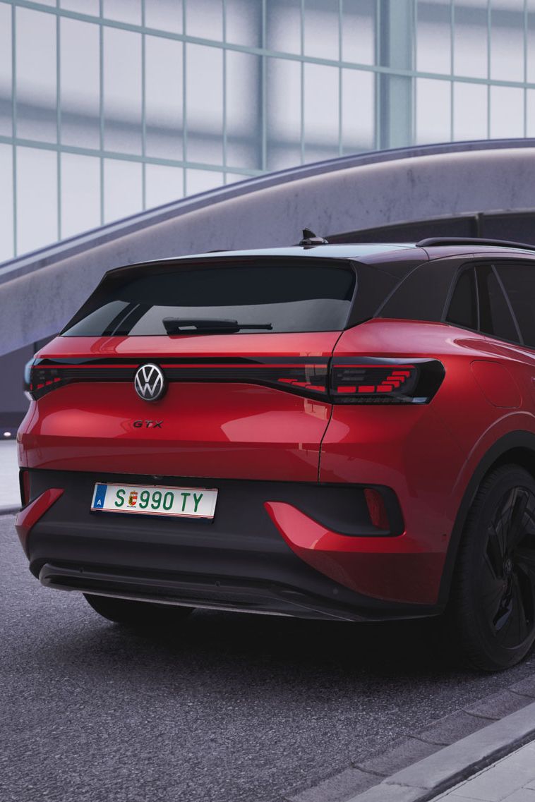 Ein roter ID.4 GTX steht am Straßenrand neben einer Ladesäule