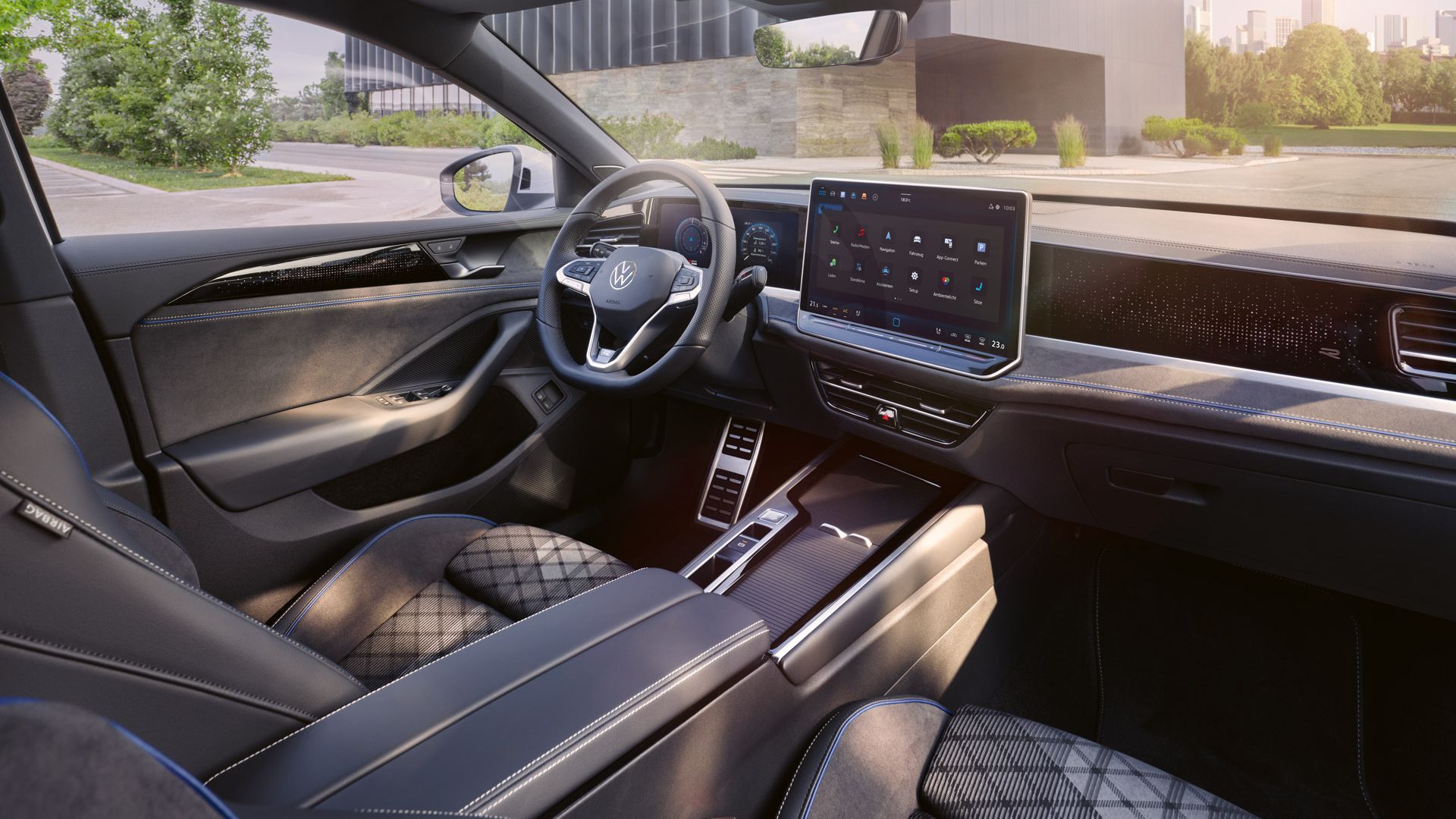 Innenansicht des VW Passat R-Line mit Blick auf die optionalen ergoActive Sitze und das Cockpit.