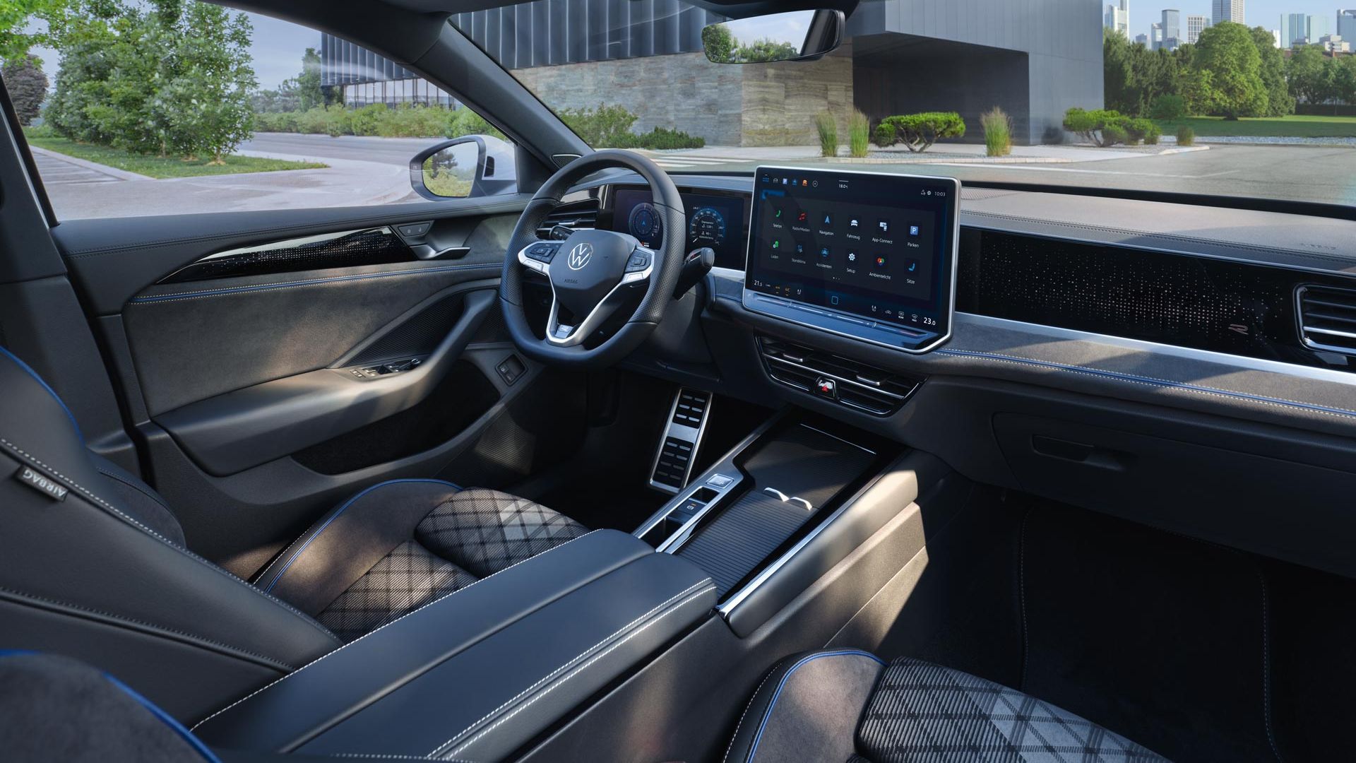 Innenansicht des VW Passat R-Line mit Blick auf die optionalen ergoActive Sitze und das Cockpit.