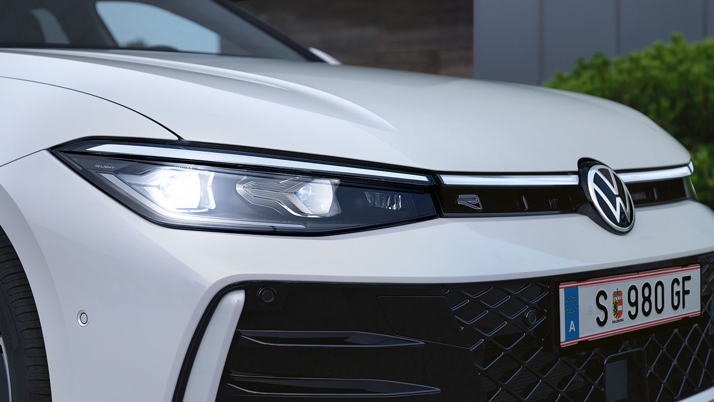 Die LED-Matrixscheinwerfer im Fokus eines weißen VW Passat.