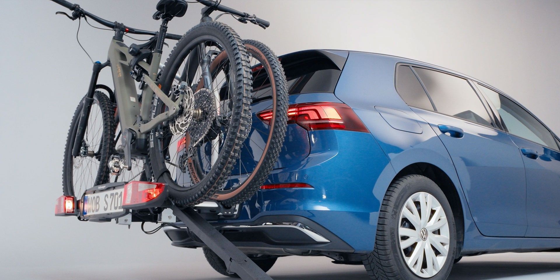 Volkswagen Fahrradheckträger mit zwei Fahrrädern am Heck eines blauen Volkswagen Golf.