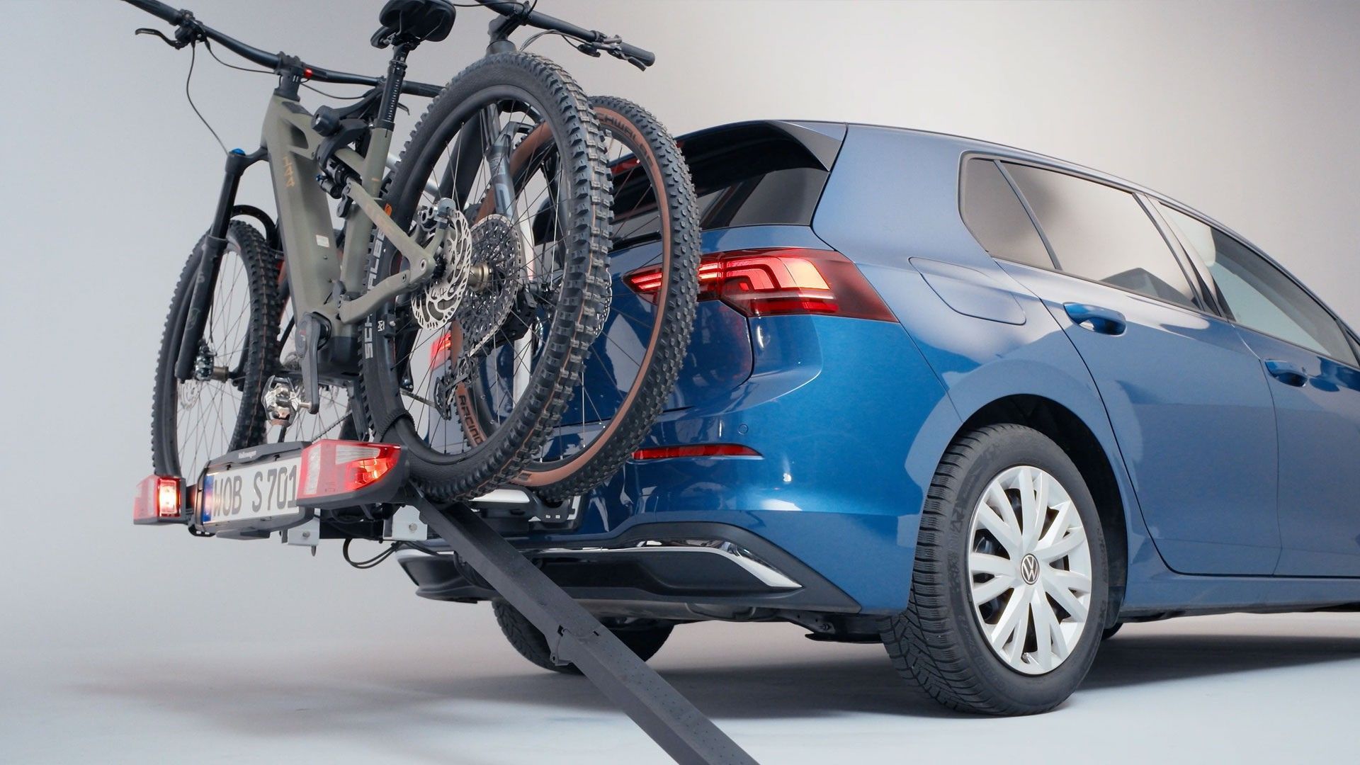 Volkswagen Fahrradheckträger mit zwei Fahrrädern am Heck eines blauen Volkswagen Golf.