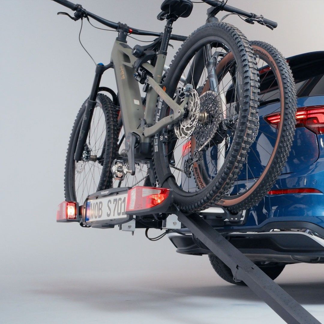 Volkswagen Fahrradheckträger mit zwei Fahrrädern am Heck eines blauen Volkswagen Golf.