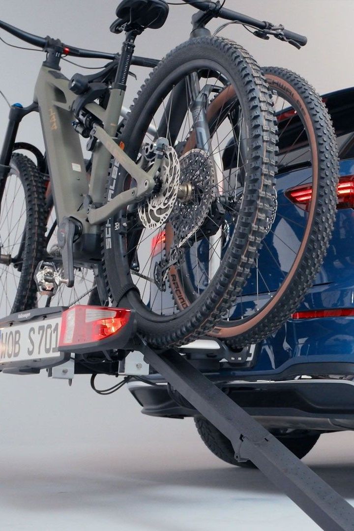 Volkswagen Fahrradheckträger mit zwei Fahrrädern am Heck eines blauen Volkswagen Golf.