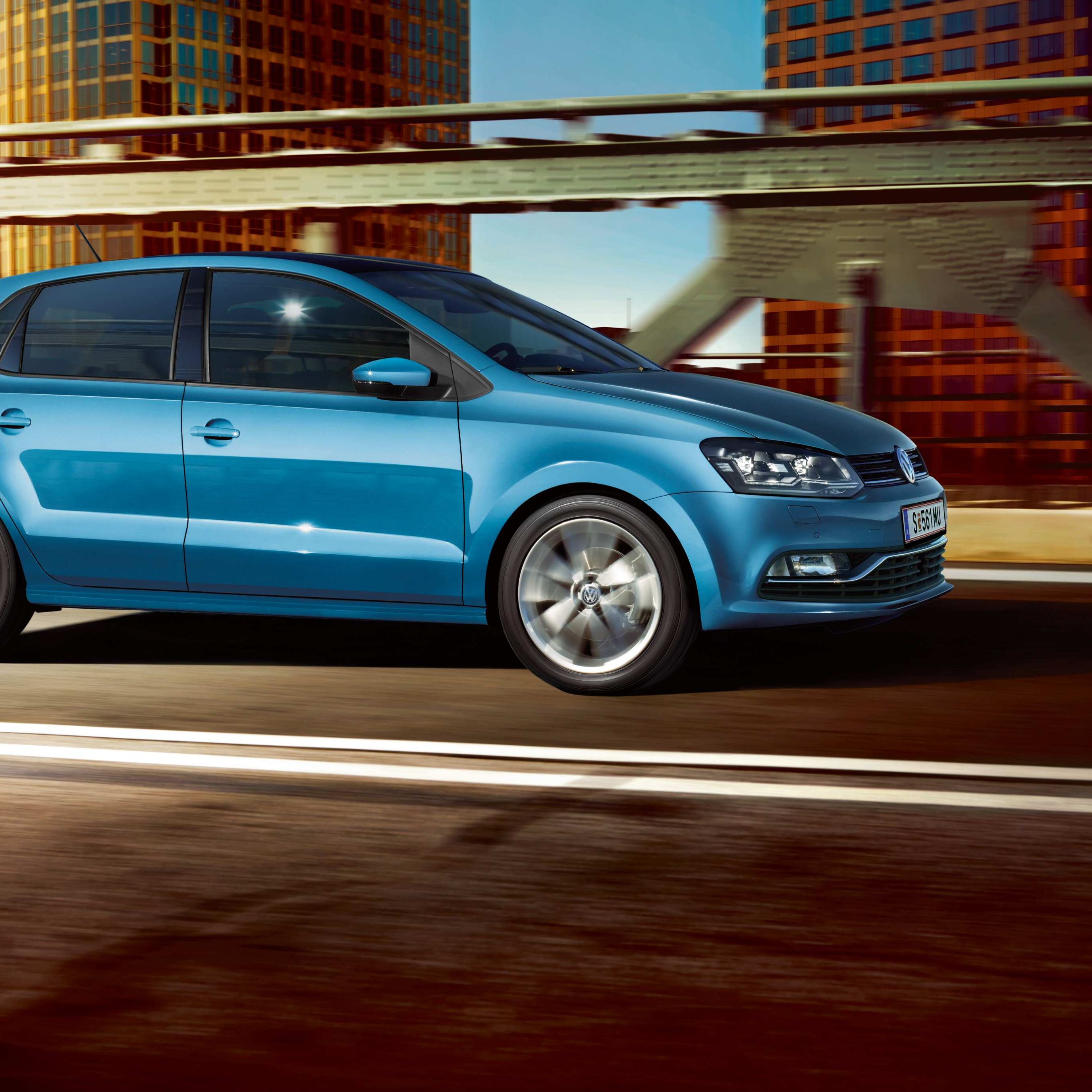 vw polo blau stadt seitenansicht brücke