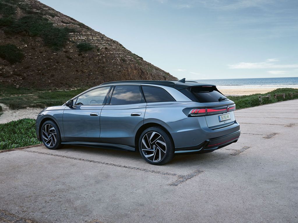 Seiten- und Heckansicht eines grau-blauen VW ID.7 Tourer