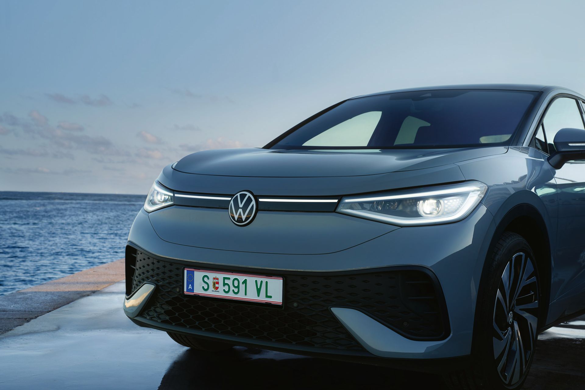  Frontansicht des VW ID.5 Pro mit LED-Scheinwerfern.