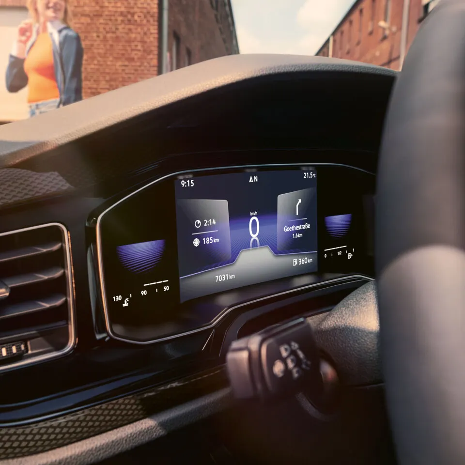  Detailansicht des Digital Cockpit im VW Polo mit Anzeige der Geschwindigkeit und Navigation.