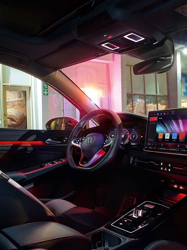 Ambientebeleuchtung im VW Golf GTI bei Nacht