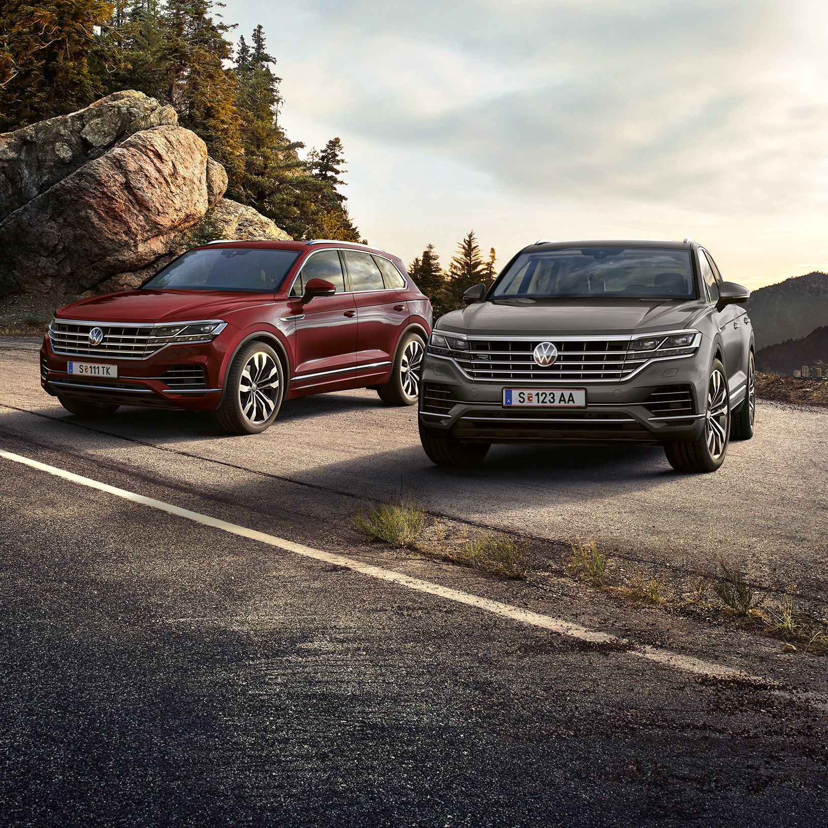 Zwei VW Touareg parken am Straßenrand
