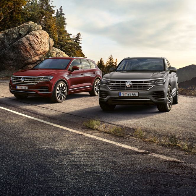 Zwei VW Touareg parken am Straßenrand