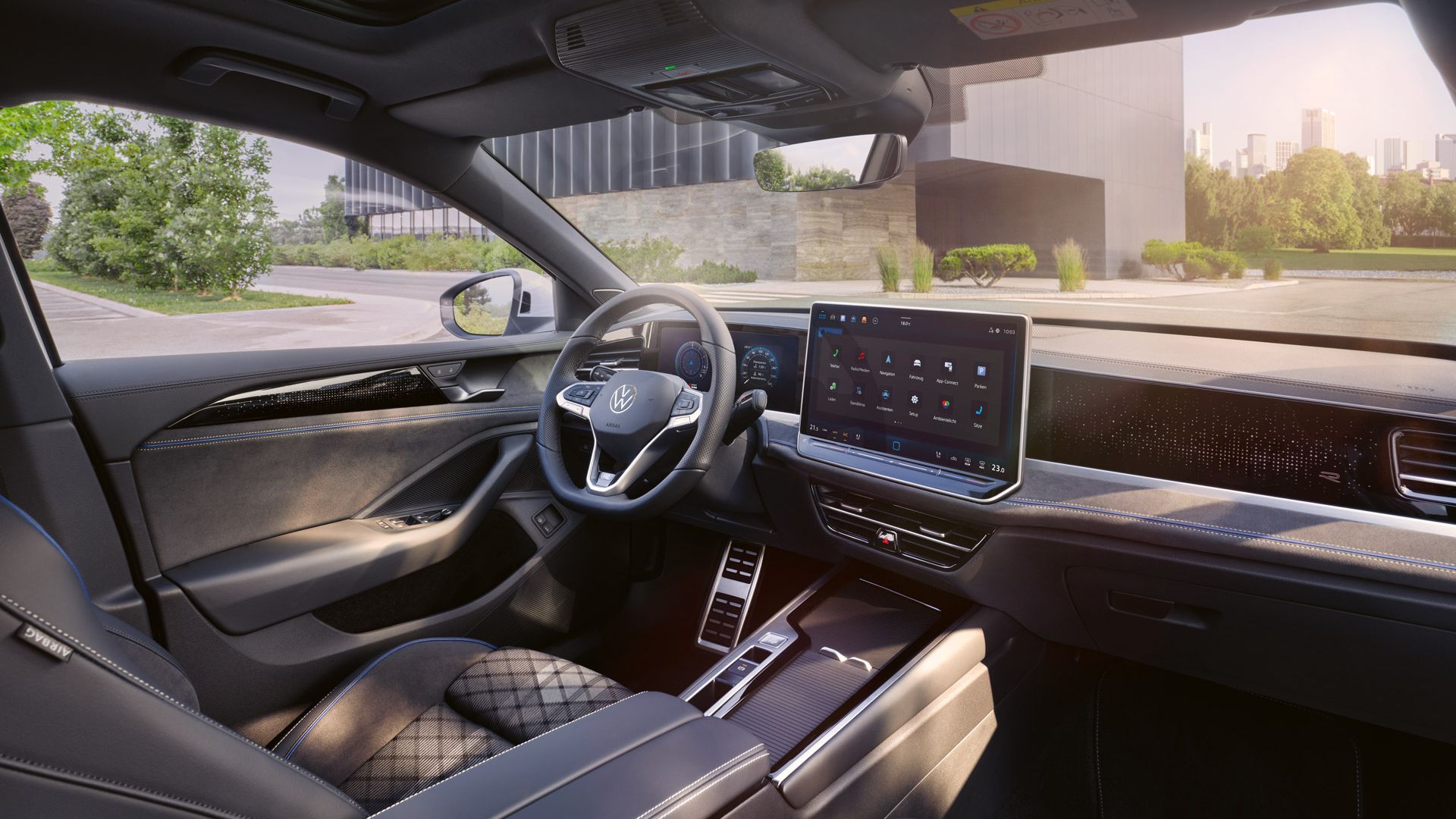 Innenansicht des VW Passat R-Line mit Blick auf die optionalen ergoActive Sitze und das Cockpit.