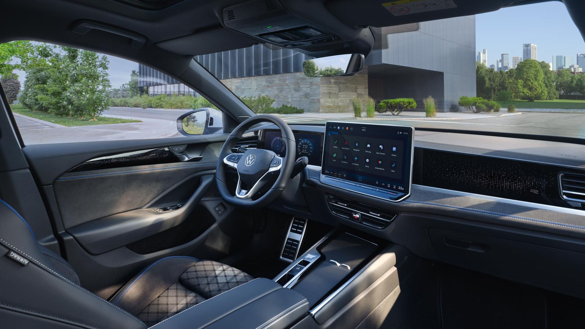 Innenansicht des VW Passat R-Line mit Blick auf die optionalen ergoActive Sitze und das Cockpit.