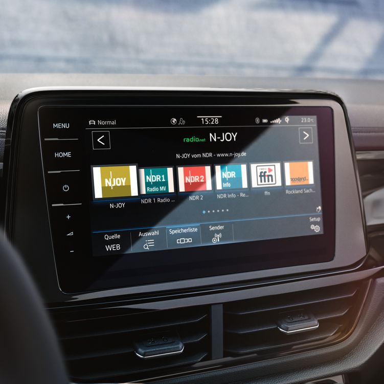 Detailansicht des Infotainmentsystems mit Radio und Navigation